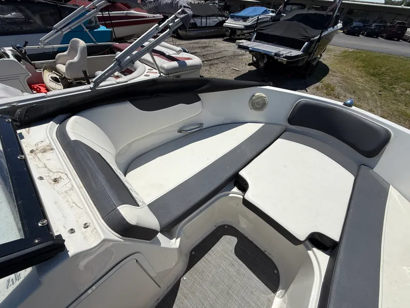 Slide: The Image of Bayliner VR5 2019 - 17