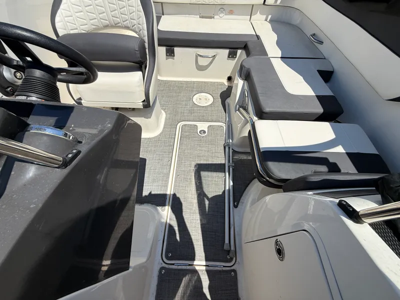 Slide: The Image of Bayliner VR5 2019 - 18