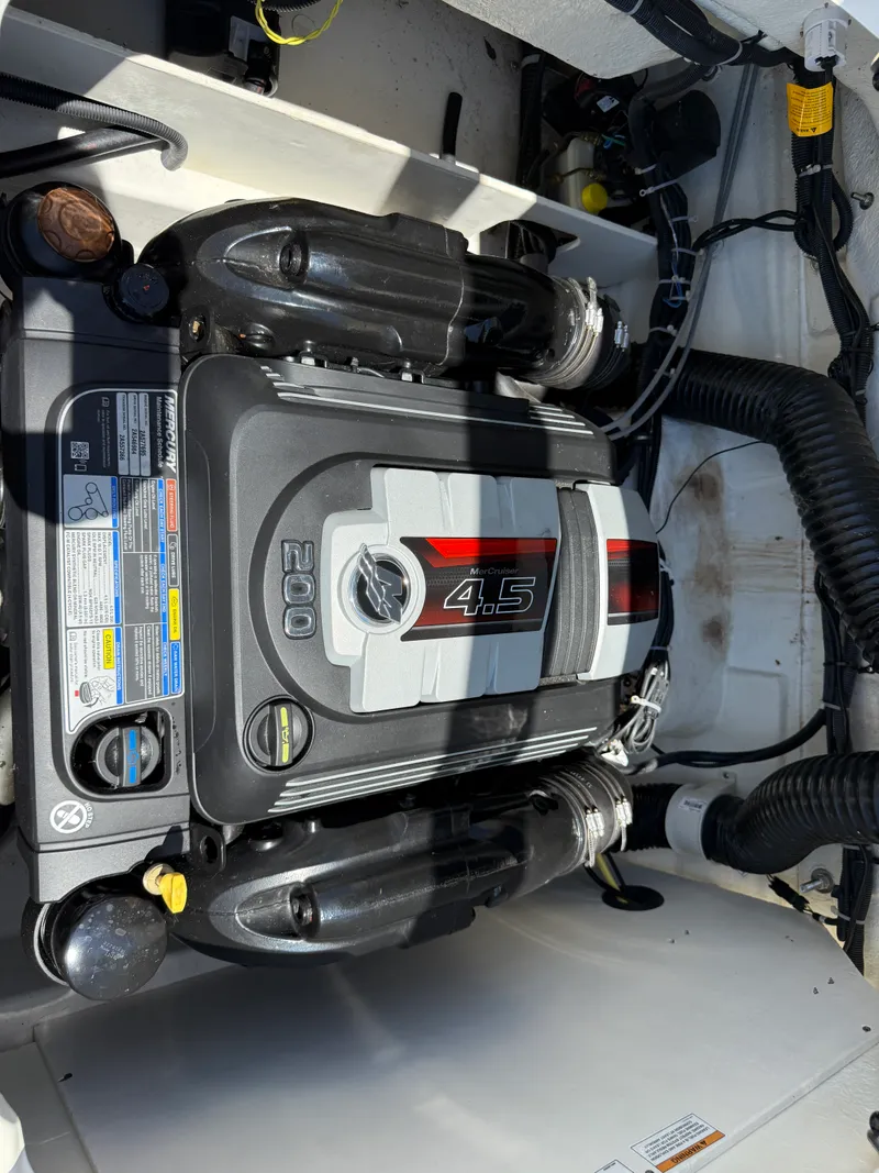 Slide: The Image of Bayliner VR5 2019 - 19