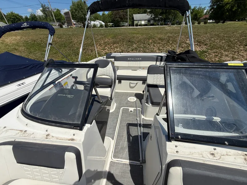 Slide: The Image of Bayliner VR5 2019 - 4