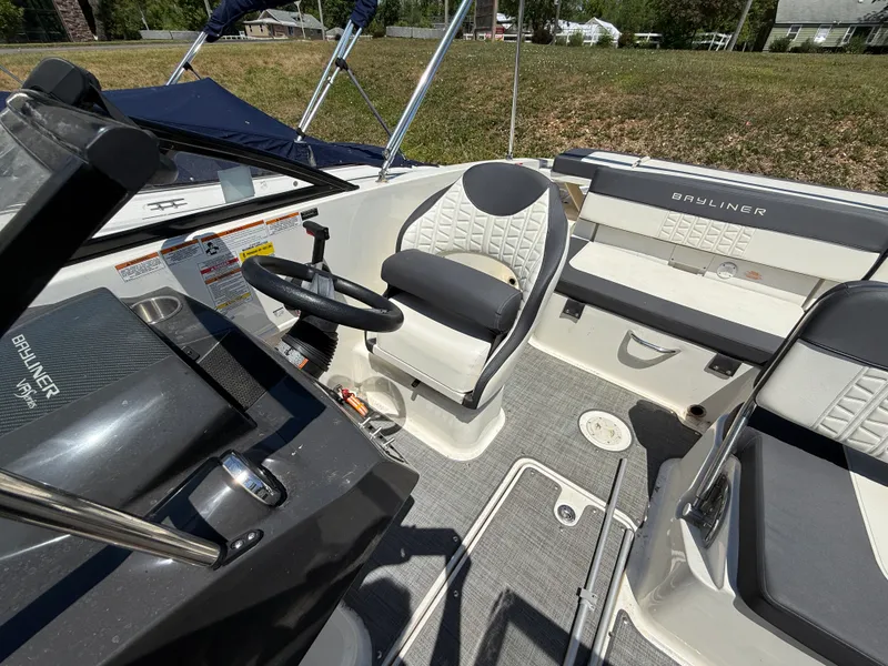 Slide: The Image of Bayliner VR5 2019 - 5