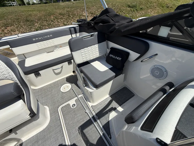 Slide: The Image of Bayliner VR5 2019 - 6