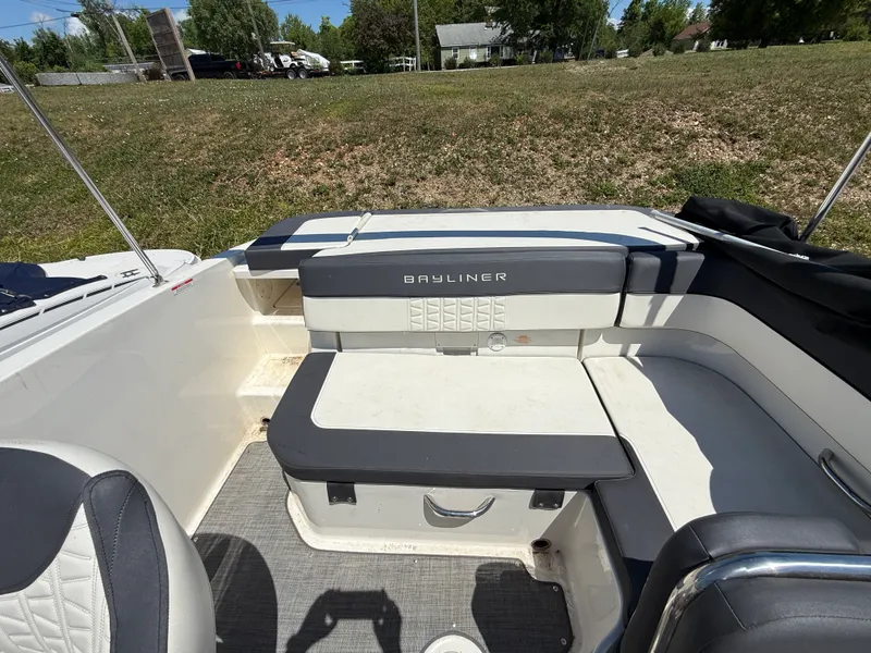 Slide: The Image of Bayliner VR5 2019 - 7