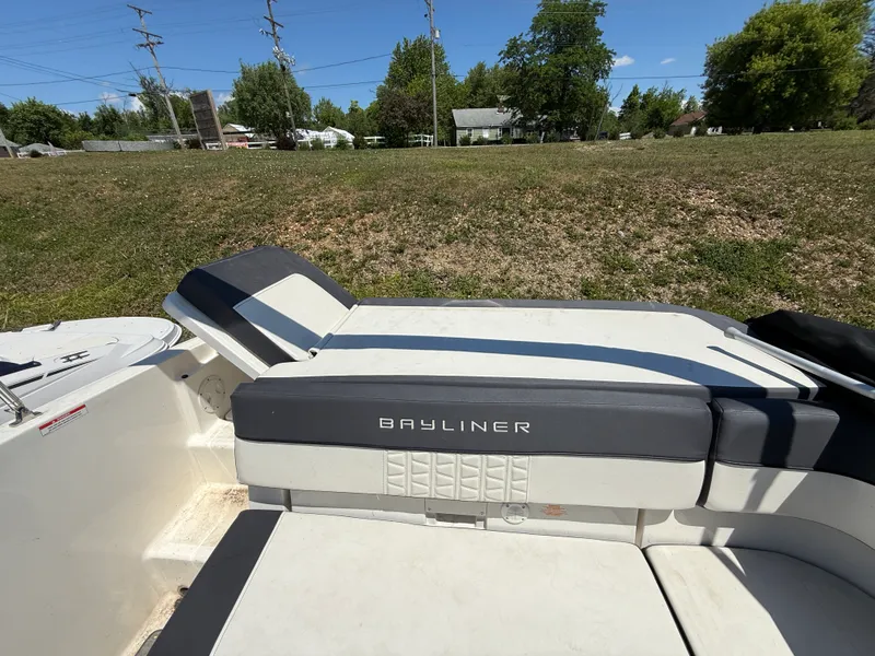 Slide: The Image of Bayliner VR5 2019 - 8