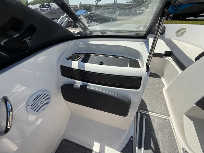 Slide: The Image of Bayliner VR5 2019 - 9