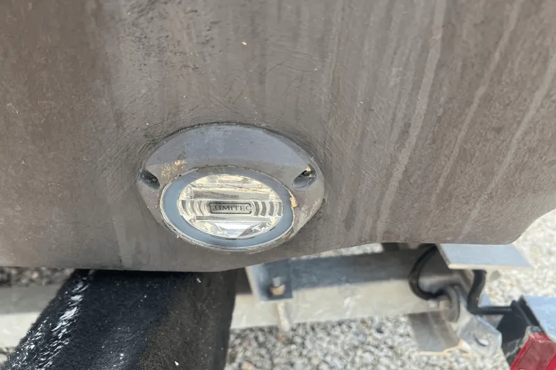 Slide: The Image of Boston Whaler 250 OUTRAGE 2022 - 4