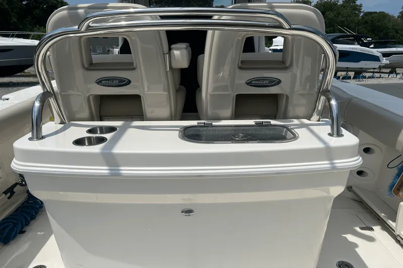 Slide: The Image of Boston Whaler 250 OUTRAGE 2022 - 5