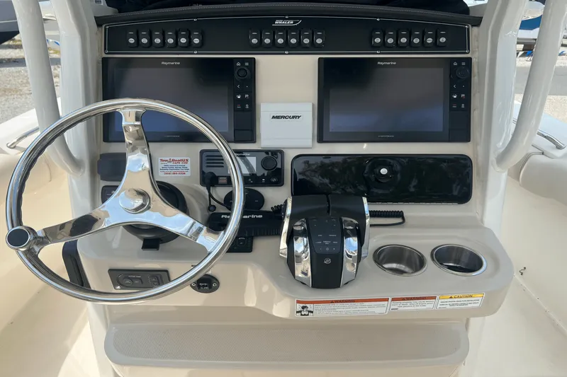 Slide: The Image of Boston Whaler 250 OUTRAGE 2022 - 7