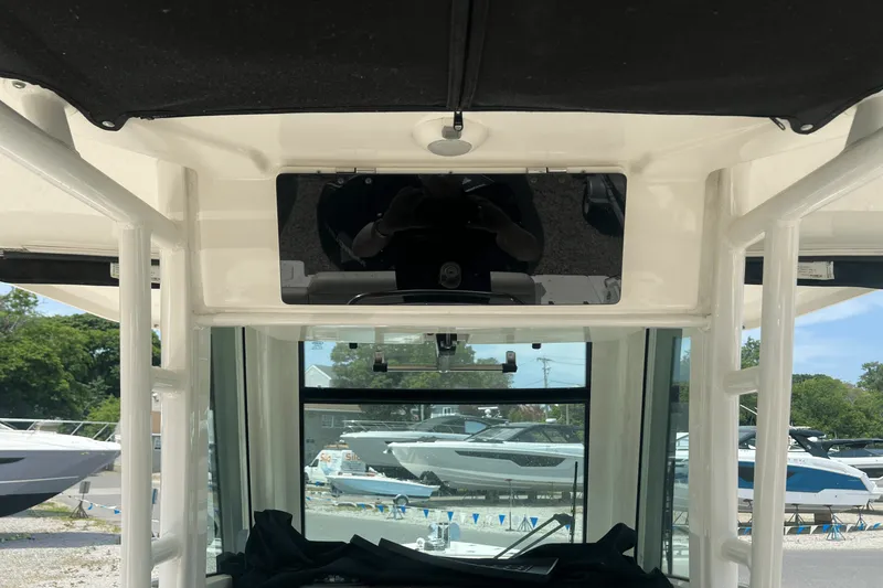 Slide: The Image of Boston Whaler 250 OUTRAGE 2022 - 8