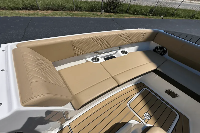 Slide: The Image of Sea Ray SDX 270 Outboard 2025 - 6