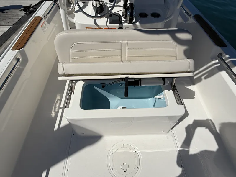 Slide: The Image of Boston Whaler 190 Montauk 2026 - 10