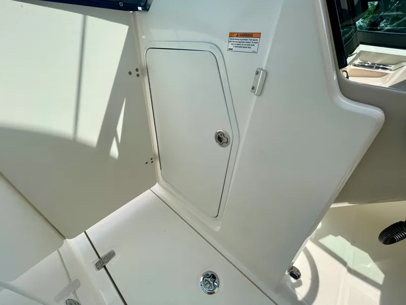 Slide: The Image of Boston Whaler 240 Vantage 2026 - 17