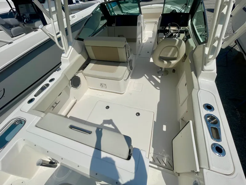 Slide: The Image of Boston Whaler 240 Vantage 2026 - 2
