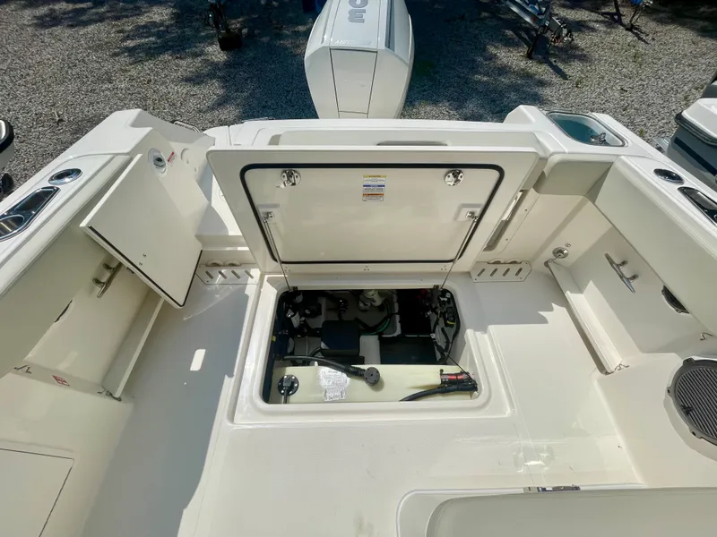 Slide: The Image of Boston Whaler 240 Vantage 2026 - 4