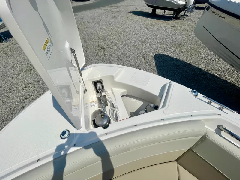 Slide: The Image of Boston Whaler 240 Vantage 2026 - 23
