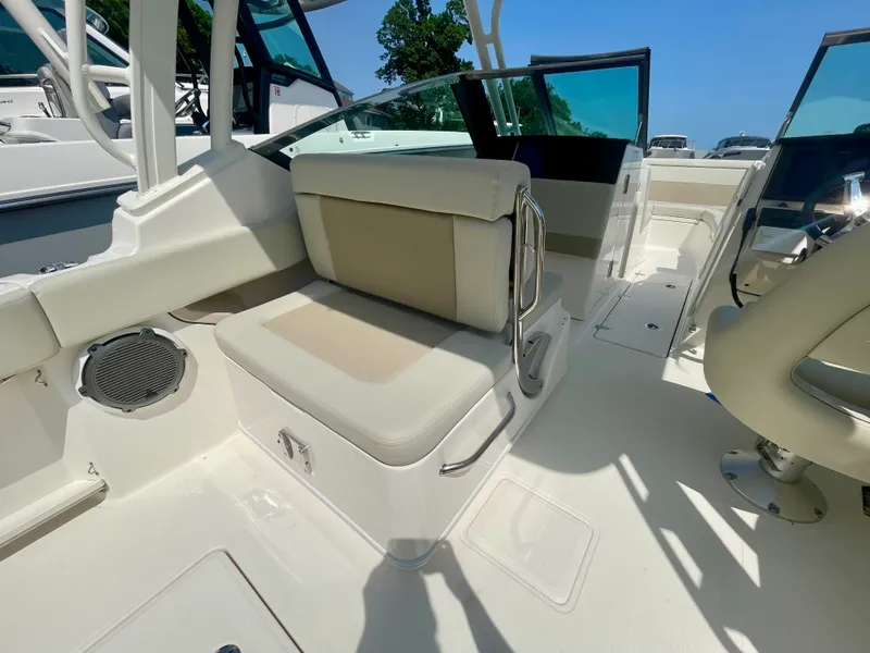 Slide: The Image of Boston Whaler 240 Vantage 2026 - 6