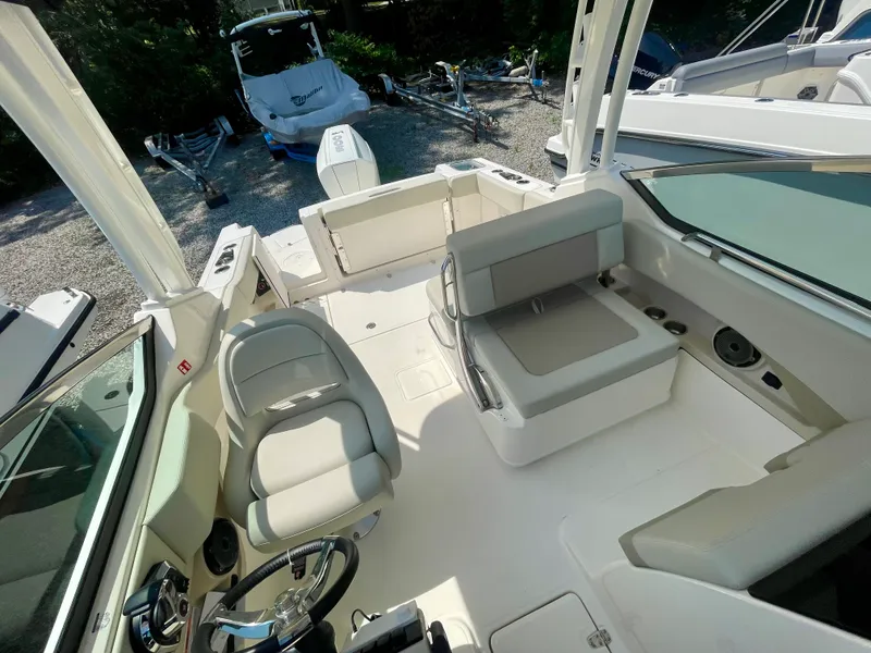 Slide: The Image of Boston Whaler 240 Vantage 2026 - 16