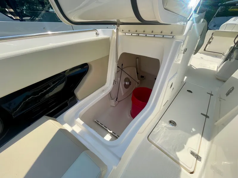 Slide: The Image of Boston Whaler 240 Vantage 2026 - 21