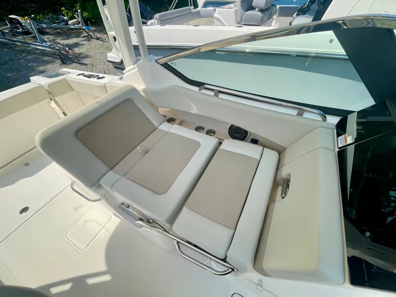 Slide: The Image of Boston Whaler 240 Vantage 2026 - 9