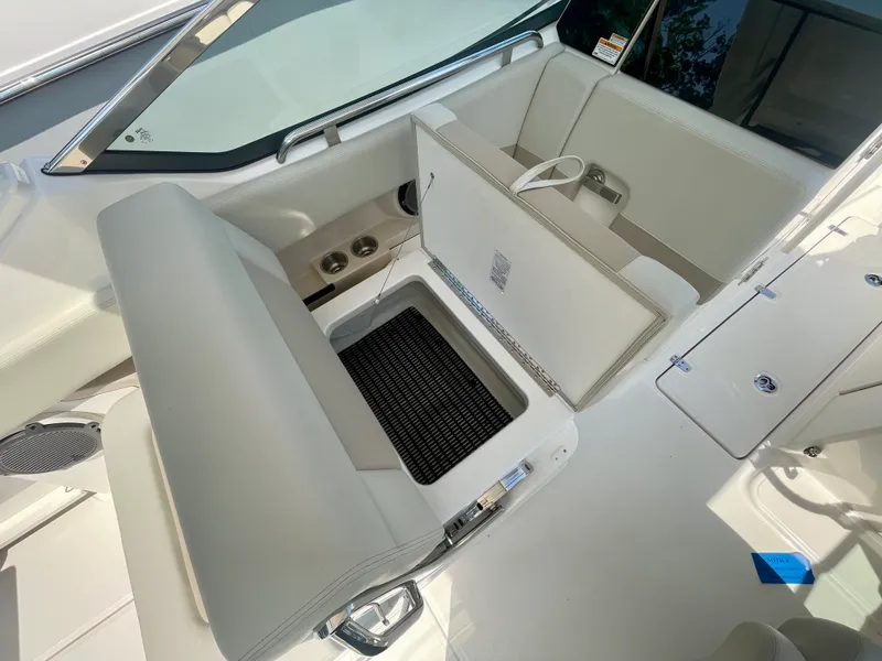 Slide: The Image of Boston Whaler 240 Vantage 2026 - 10