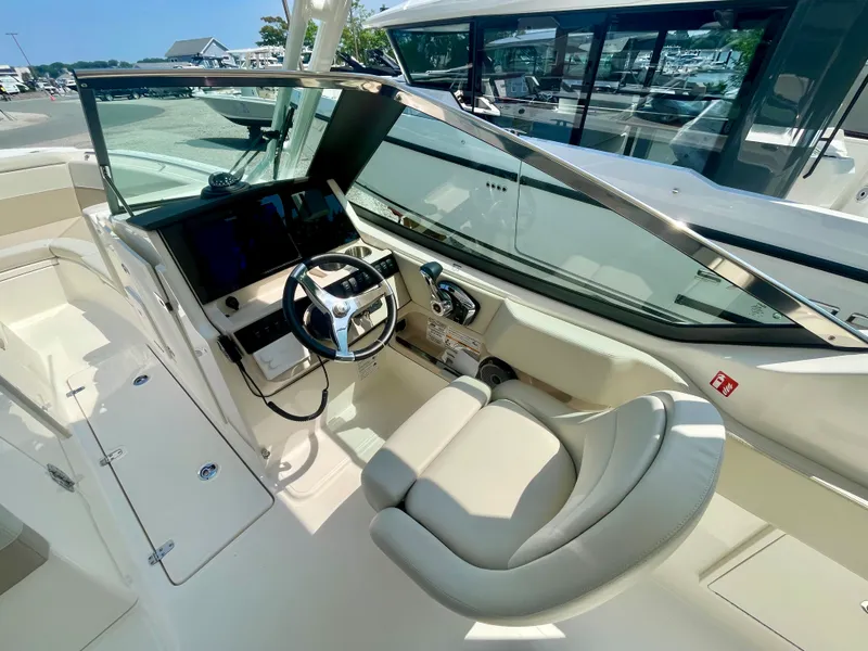 Slide: The Image of Boston Whaler 240 Vantage 2026 - 12