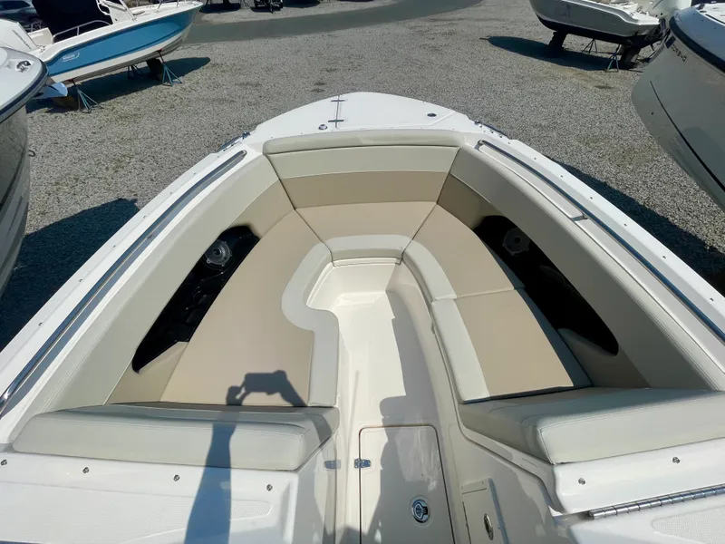 Slide: The Image of Boston Whaler 240 Vantage 2026 - 19