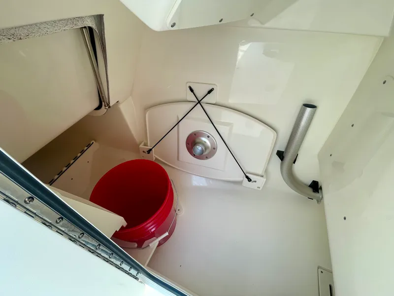 Slide: The Image of Boston Whaler 240 Vantage 2026 - 18