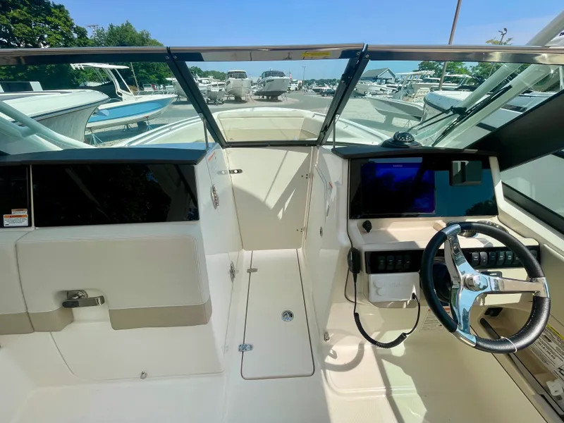 Slide: The Image of Boston Whaler 240 Vantage 2026 - 14