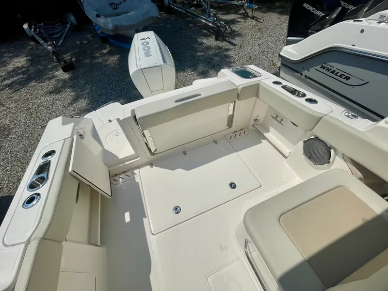 Slide: The Image of Boston Whaler 240 Vantage 2026 - 3
