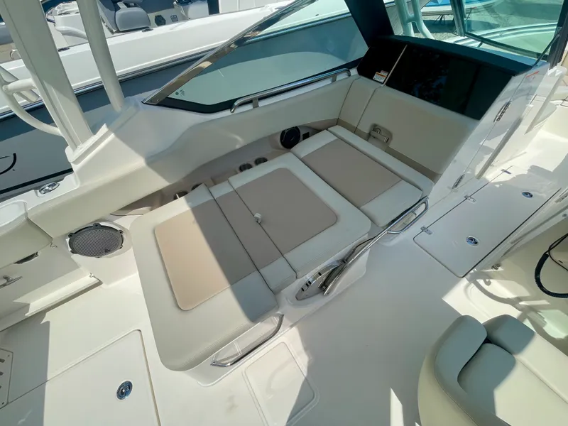Slide: The Image of Boston Whaler 240 Vantage 2026 - 7