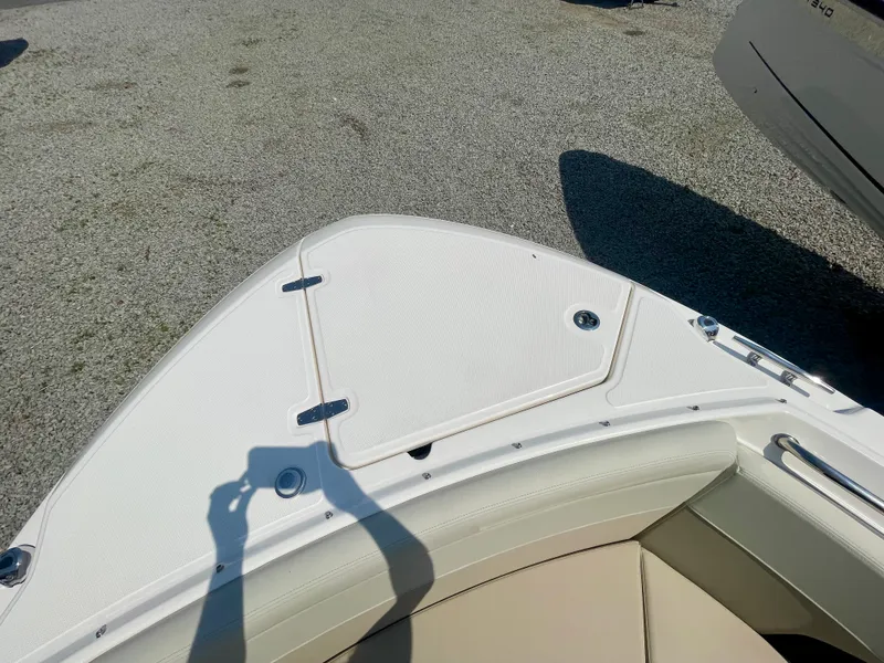 Slide: The Image of Boston Whaler 240 Vantage 2026 - 22