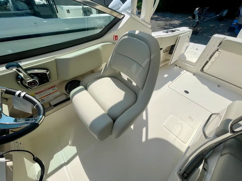 Slide: The Image of Boston Whaler 240 Vantage 2026 - 11