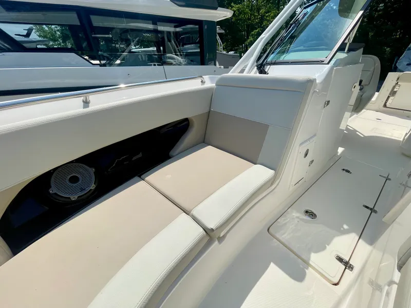 Slide: The Image of Boston Whaler 240 Vantage 2026 - 20