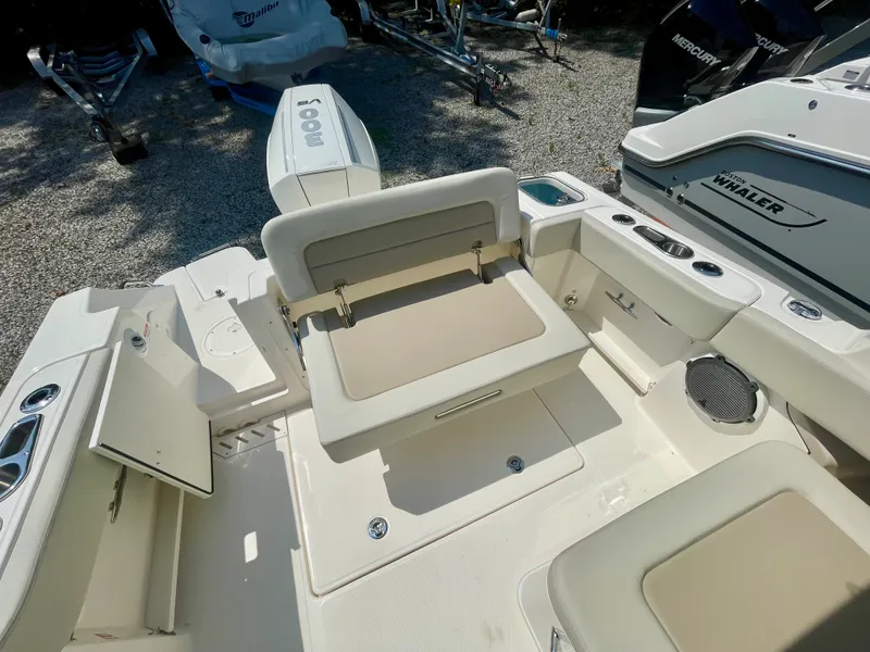 Slide: The Image of Boston Whaler 240 Vantage 2026 - 5