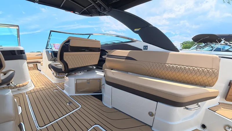 Slide: The Image of Sea Ray SLX 280 Outboard 2026 - 17