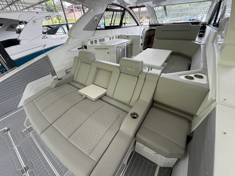 Slide: The Image of Cruisers 42 GLS Outboard 2027 - 20