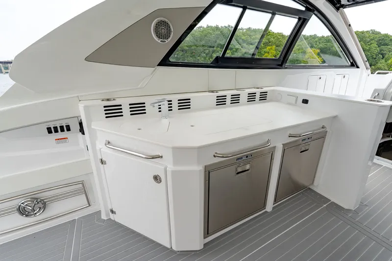 Slide: The Image of Cruisers 42 GLS Outboard 2027 - 20
