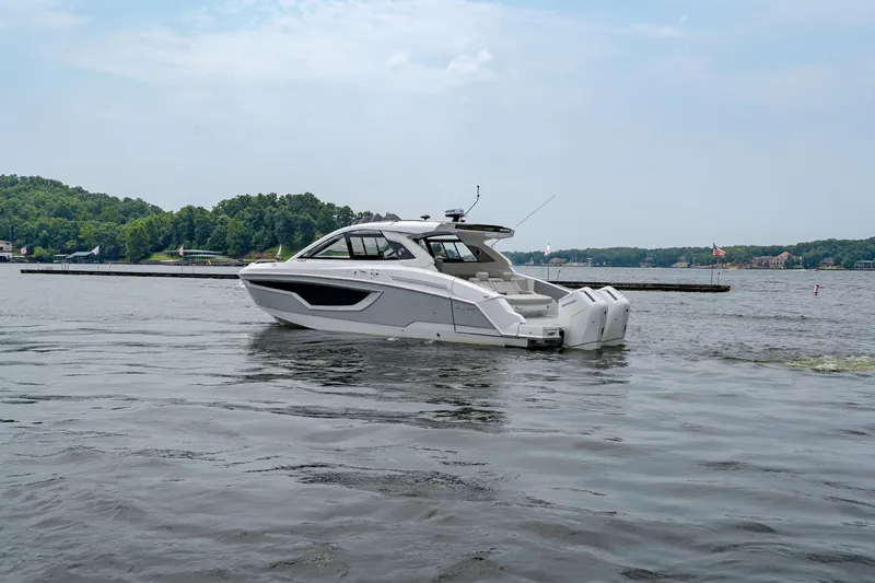 Slide: The Image of Cruisers 42 GLS Outboard 2027 - 5