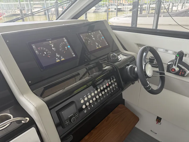 Slide: The Image of Cruisers 42 GLS Outboard 2027 - 6