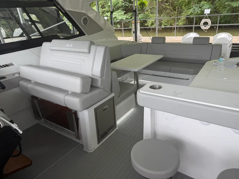 Slide: The Image of Cruisers 42 GLS Outboard 2027 - 5