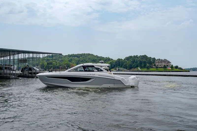 The Image of Cruisers 42 GLS Outboard 2027 - 0