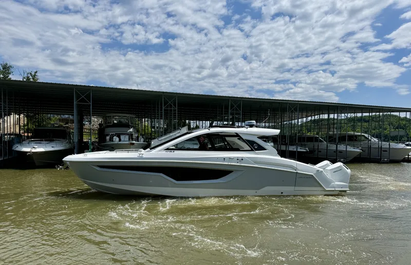 The Image of Cruisers 42 GLS Outboard 2027 - 0