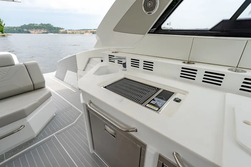 Slide: The Image of Cruisers 42 GLS Outboard 2027 - 22