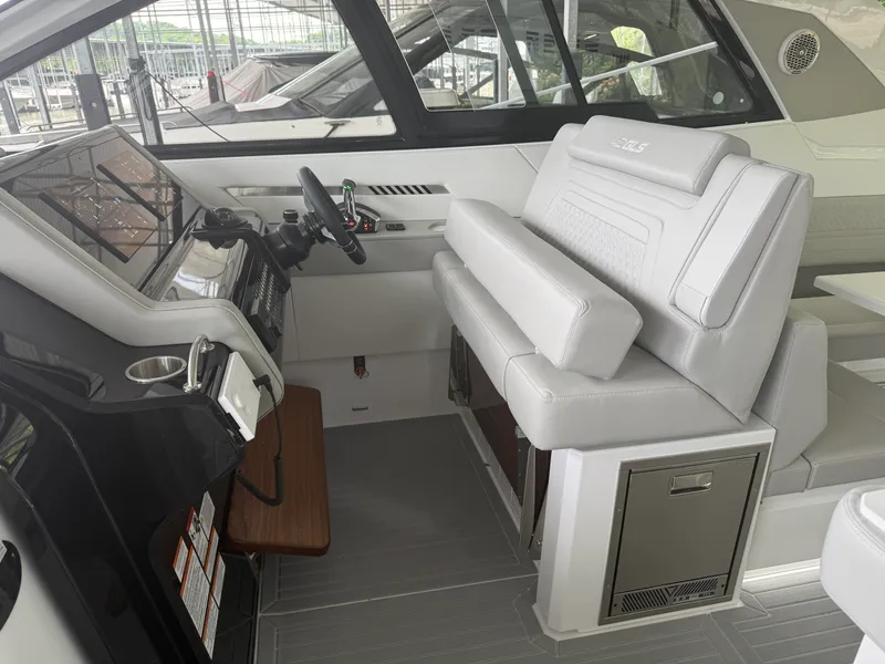 Slide: The Image of Cruisers 42 GLS Outboard 2027 - 4