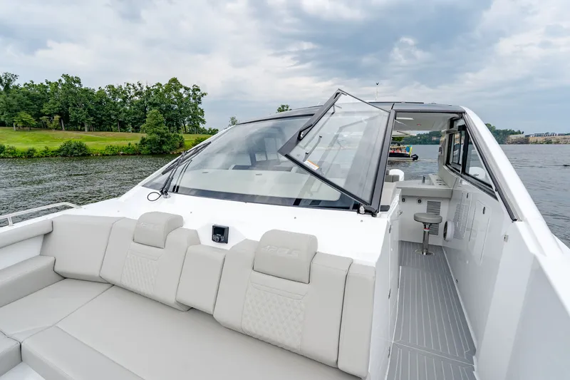 Slide: The Image of Cruisers 42 GLS Outboard 2027 - 34