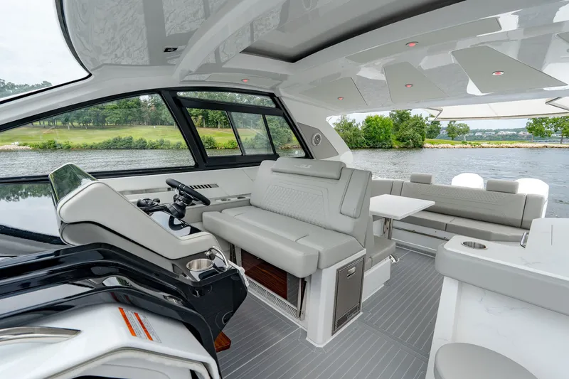 Slide: The Image of Cruisers 42 GLS Outboard 2027 - 32