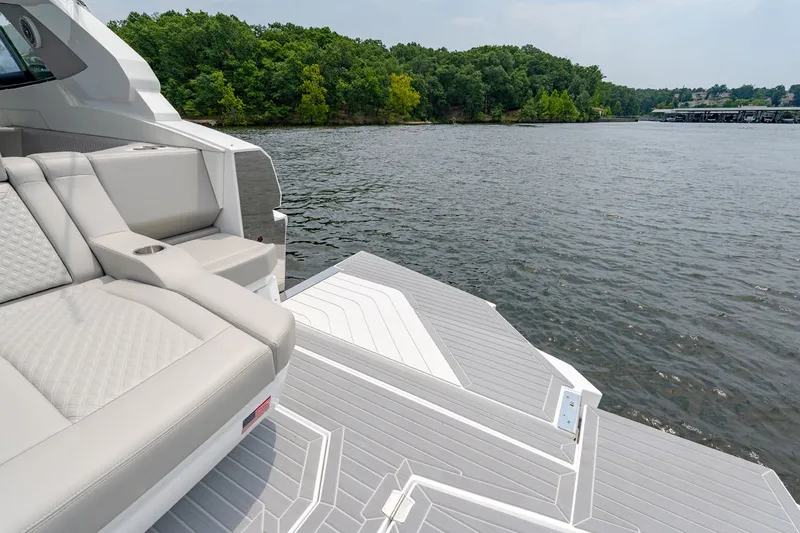 Slide: The Image of Cruisers 42 GLS Outboard 2027 - 15