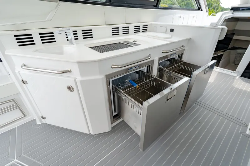 Slide: The Image of Cruisers 42 GLS Outboard 2027 - 24