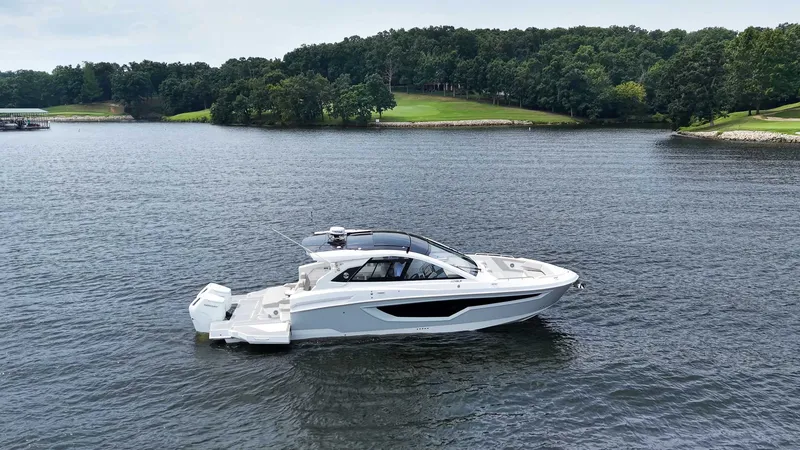 The Image of Cruisers 42 GLS Outboard 2027 - 0