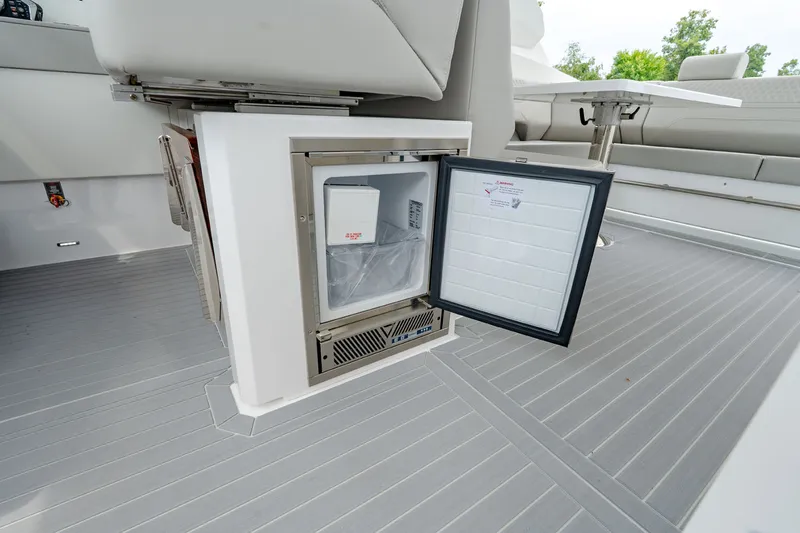 Slide: The Image of Cruisers 42 GLS Outboard 2027 - 25